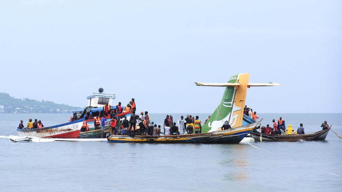 Letadlo při přistání spadlo do Viktoriina jezera, zemřelo 19 lidí
